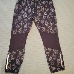 EUC Old Navy Active Go-Dry Fitted Crops Large